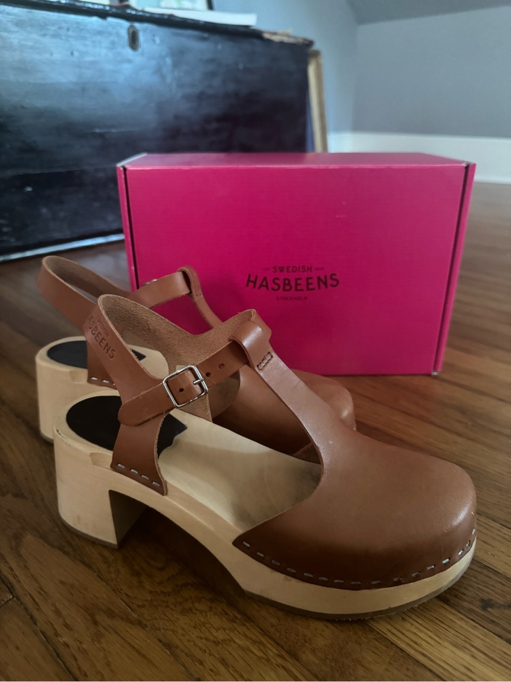 Swedish Hasbeens Tan Leather T‑Strap Clogs 39 Good Condition